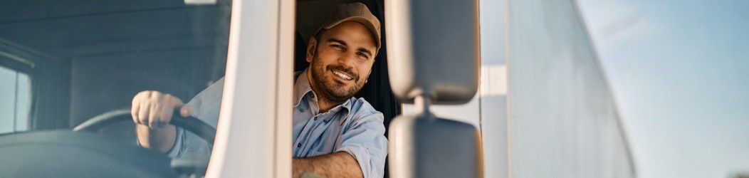 LKW-Fahrer beim Transport von Waren mit einem Lastkraftwagen.